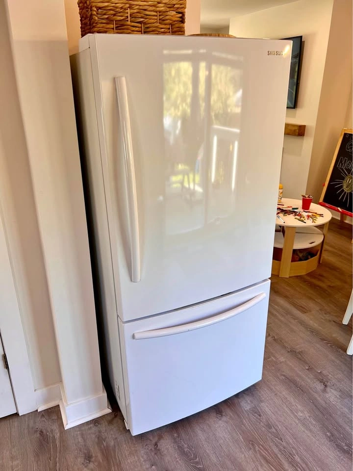 Samsung 30” Bottom-Freezer Fridge, 21.6 cu. ft., Fully Working
