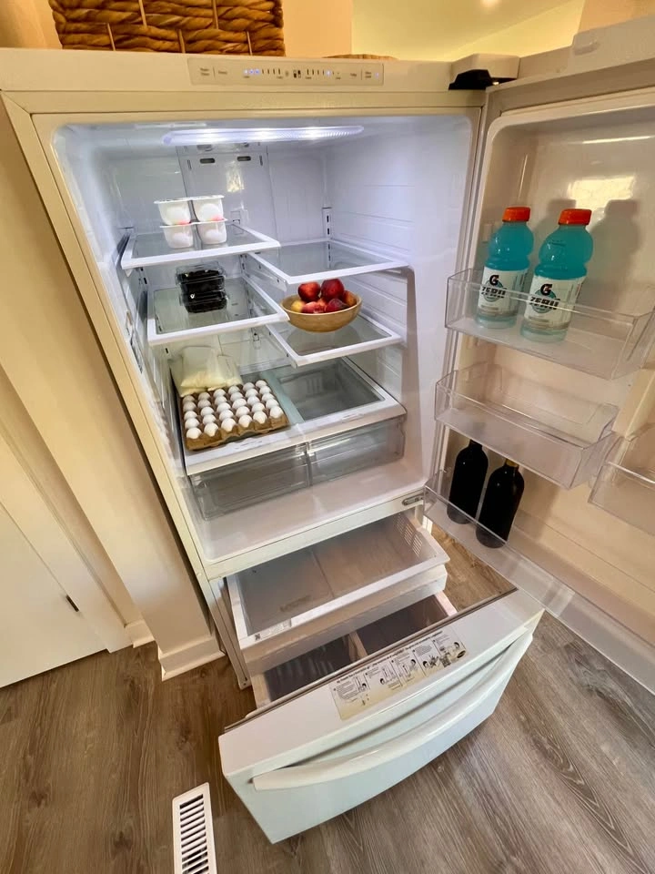 Samsung 30” Bottom-Freezer Fridge, 21.6 cu. ft., Fully Working - photo 2