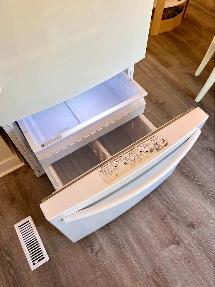 Samsung 30” Bottom-Freezer Fridge, 21.6 cu. ft., Fully Working - photo 3