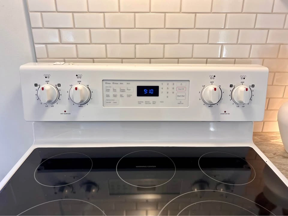 Samsung 30” Electric Convection Range, 5.9 cu. ft., Fully Workin - photo 2