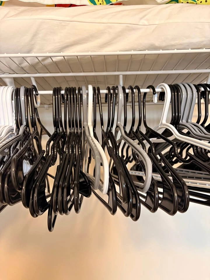Plastic clothes hangers (95 hangers)