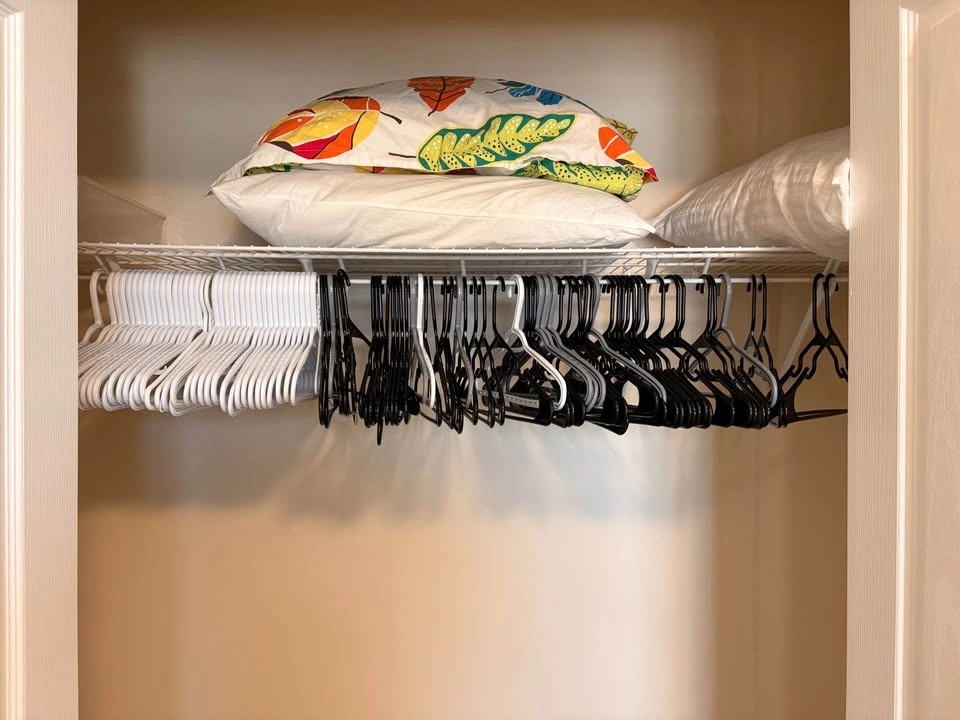 Plastic clothes hangers (95 hangers) - photo 2
