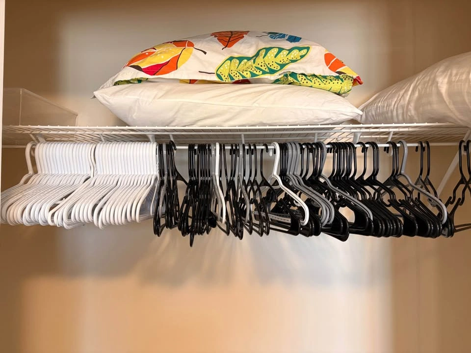 Plastic clothes hangers (95 hangers) - photo 3