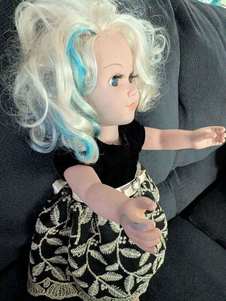 18-Inch Blonde Doll with Blue Hair Streaks in Party Dress - photo 4