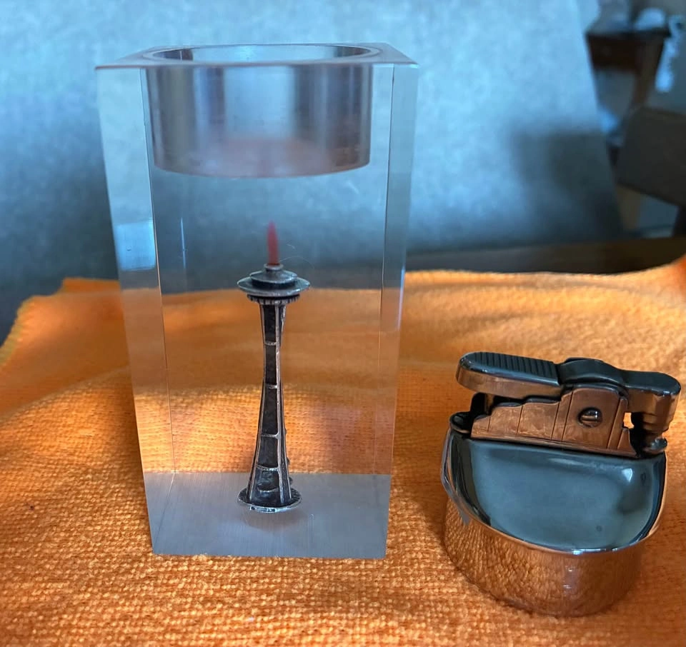RARE Vintage 1962 Seattle World's Fair Space Needle Lighter - photo 2