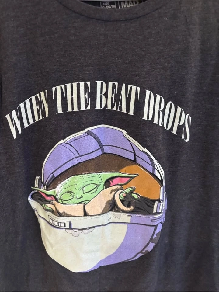 Star Wars baby yoda men’s tshirt xl - photo 2