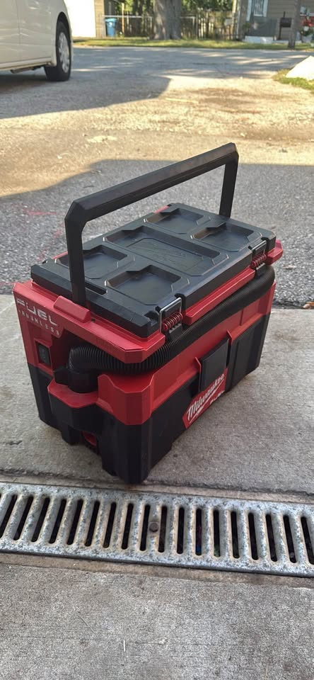 Milwaukee wet dry vacuum - photo 3