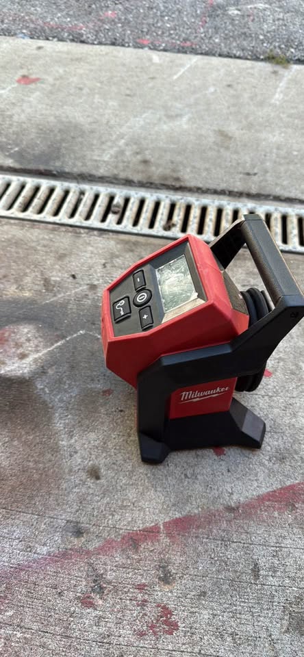 Milwaukee m12 inflator - photo 3