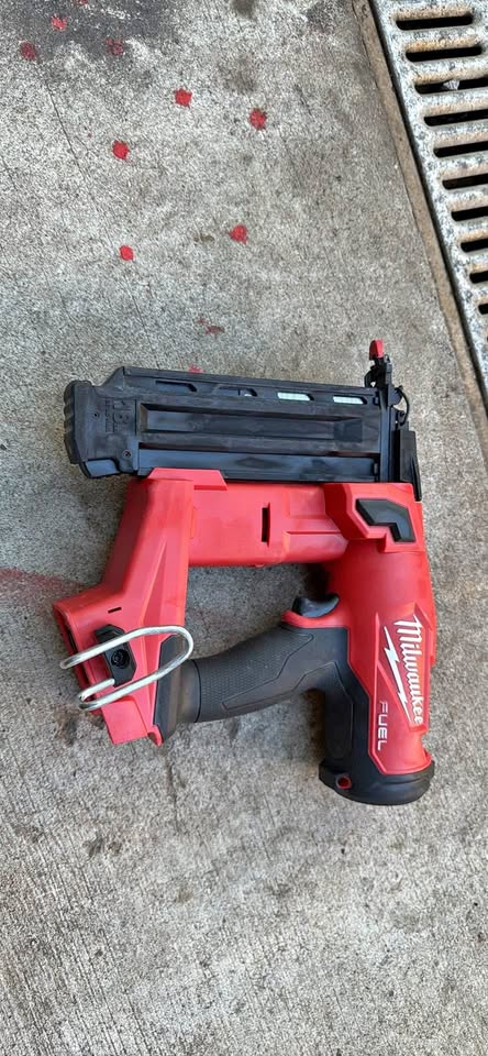 Milwaukee m18 18 GA Brad nailer