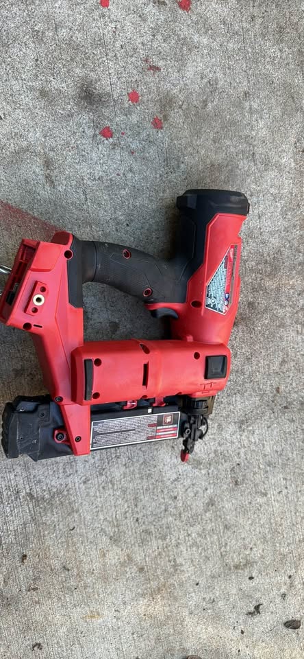 Milwaukee m18 18 GA Brad nailer - photo 2
