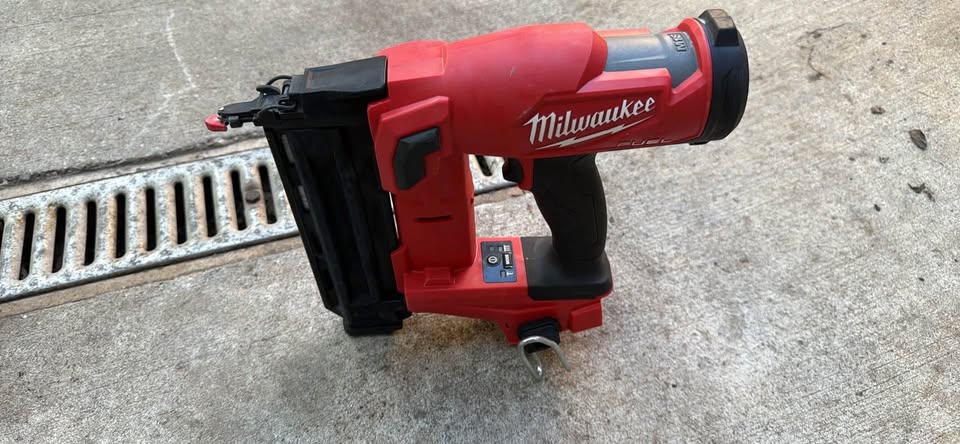 Milwaukee m18 18 GA Brad nailer - photo 3