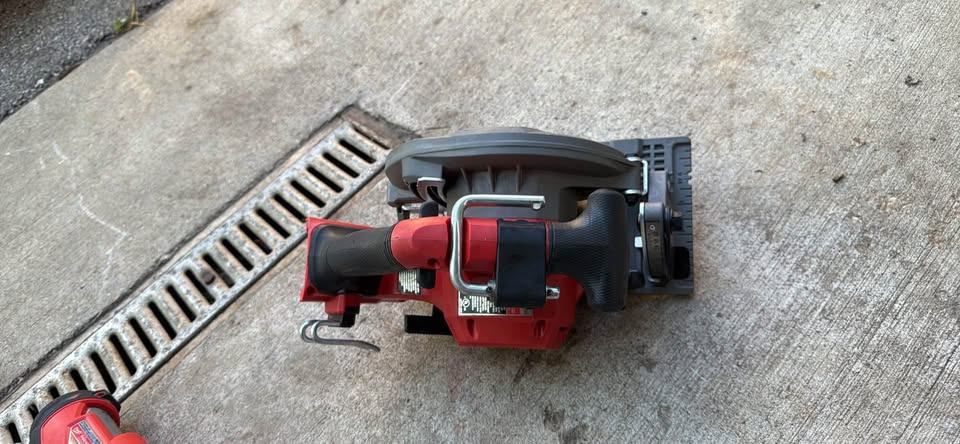 Milwaukee 61/2 circular saw - photo 2