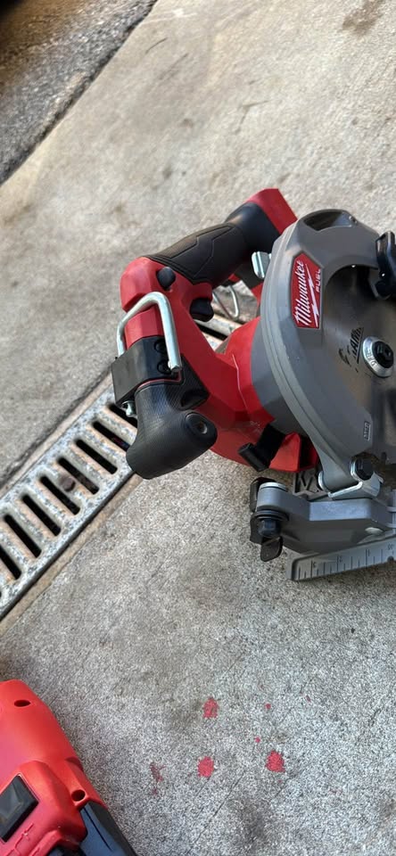 Milwaukee 61/2 circular saw - photo 3
