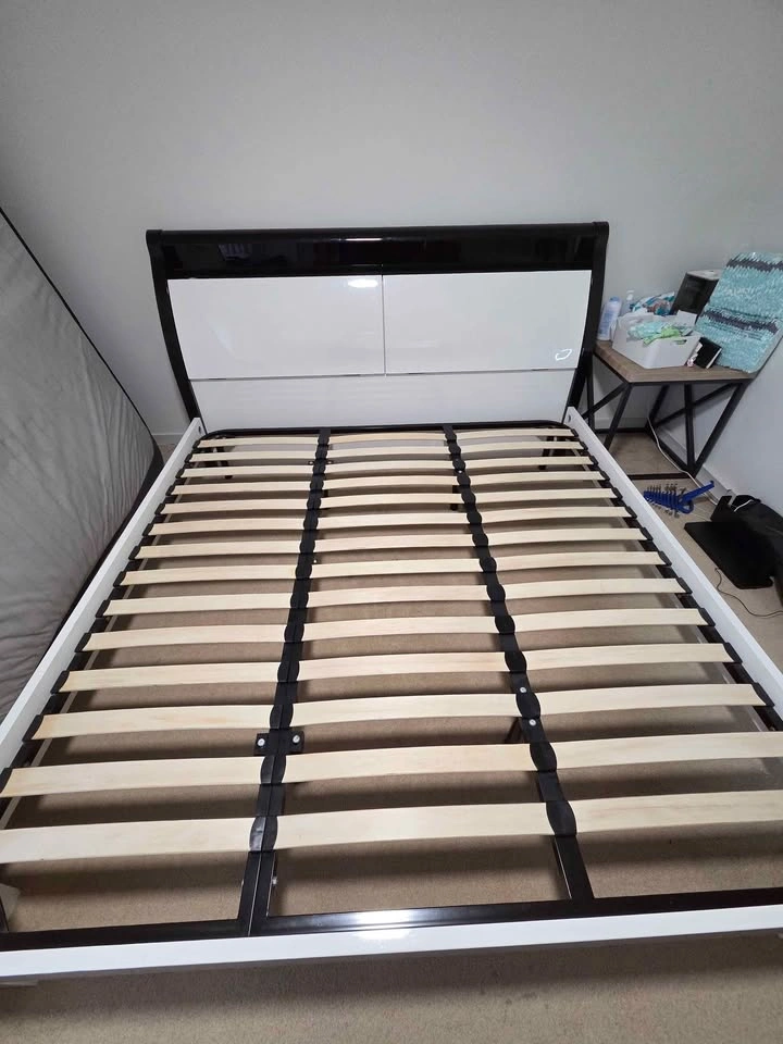 King size frame with head board and storage - photo 2