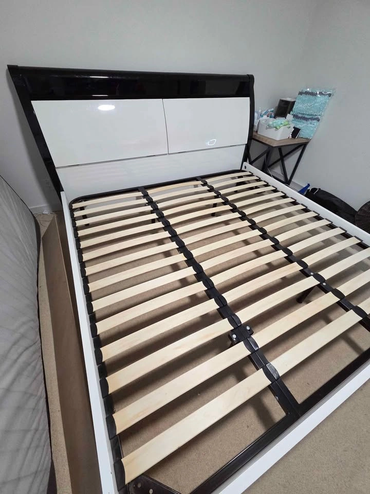 King size frame with head board and storage - photo 3