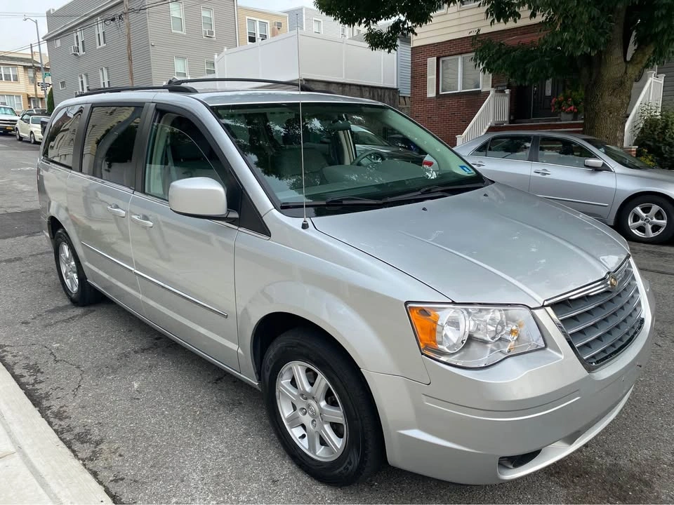 2010 Chrysler Town & Country Touring Minivan 4D - photo 2