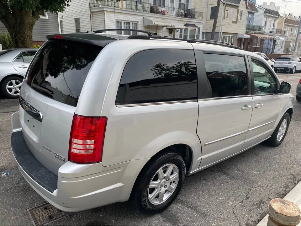 2010 Chrysler Town & Country Touring Minivan 4D - photo 3