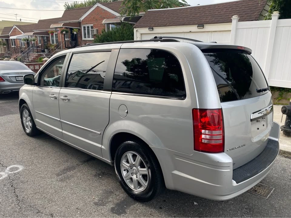 2010 Chrysler Town & Country Touring Minivan 4D - photo 4