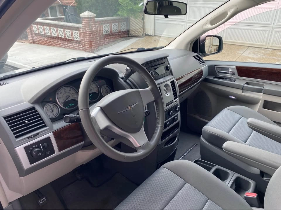 2010 Chrysler Town & Country Touring Minivan 4D - photo 5