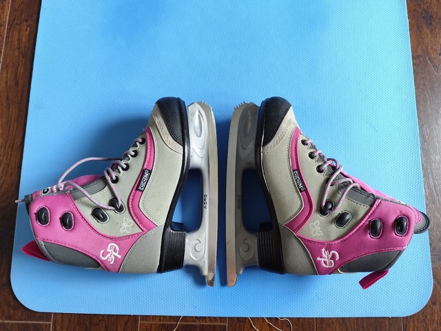 CCM Figure Skating Shoes Size 5