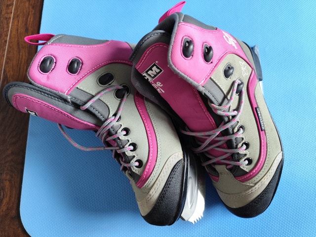 CCM Figure Skating Shoes Size 5 - photo 2
