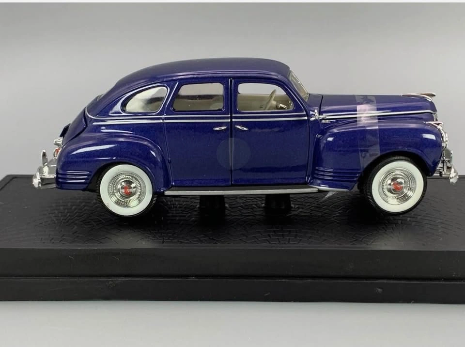 1/32 Scale Diecast Signature Models 1941 Plymouth Purple D0420 L - photo 3
