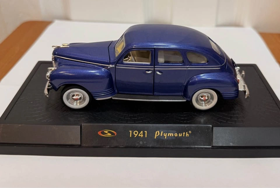 1/32 Scale Diecast Signature Models 1941 Plymouth Purple D0420 L - photo 5