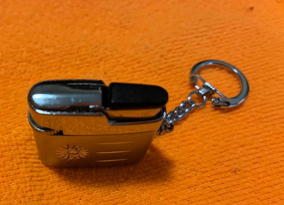 Vintage WIN Pet Keychain Lighter - Made in Japan MCM Atomic Star - photo 3