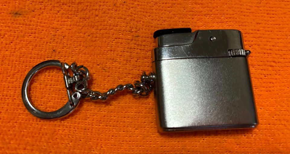 Vintage WIN Pet Keychain Lighter - Made in Japan MCM Atomic Star - photo 4