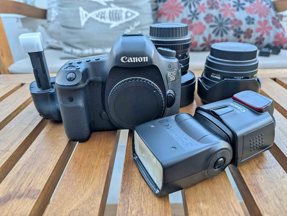 Canon 5D Mark III + 50mm 1.4 + 14mm 2.8 + Flash