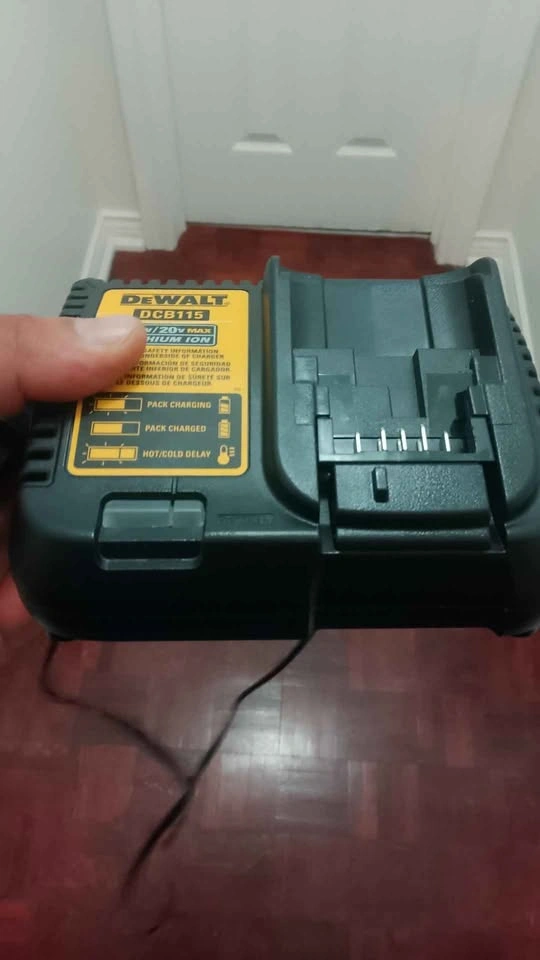 DEWALT DCB115 12V/20V MAX Lithium Ion Battery Charger - photo 3