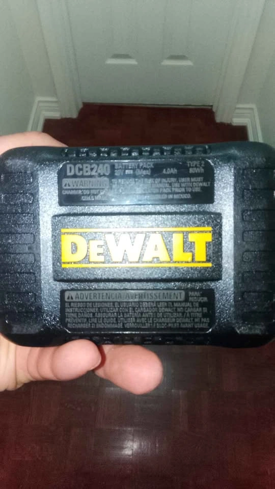 DEWALT 20V MAX 4Ah Lithium Ion Battery DCB240 Genuine - photo 3