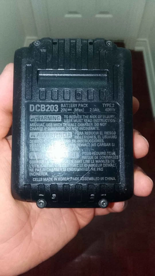 DeWalt 20V Max 2.0Ah Lithium Ion Battery DCB203 Genuine - photo 3