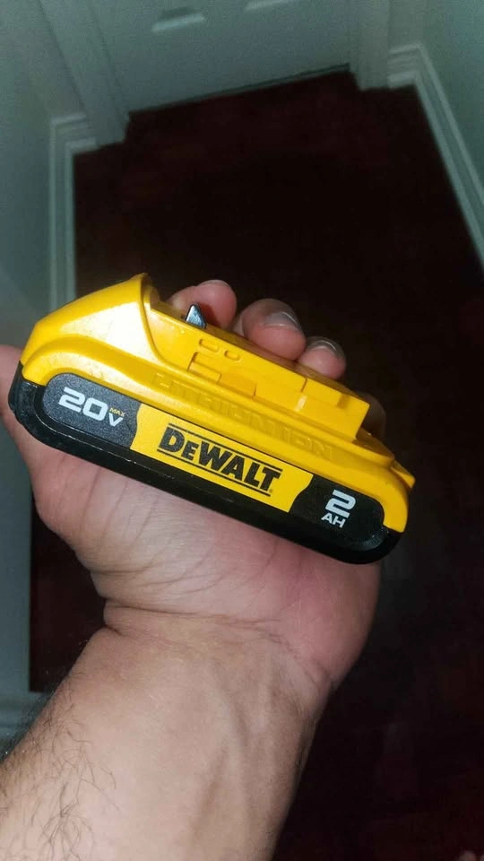 DeWalt 20V Max 2.0Ah Lithium Ion Battery DCB203 Genuine - photo 4