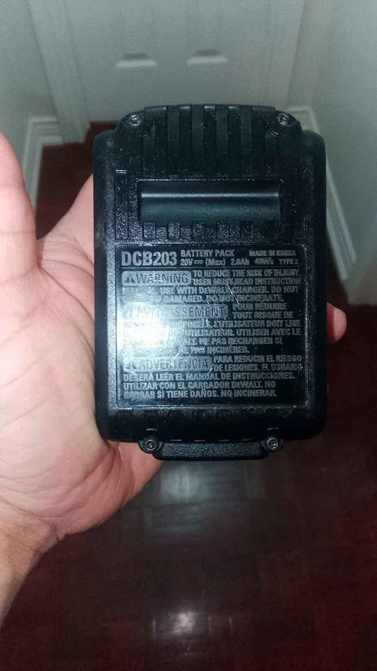 DEWALT 20V MAX XR Lithium Ion Battery DCB203 Genuine - photo 3