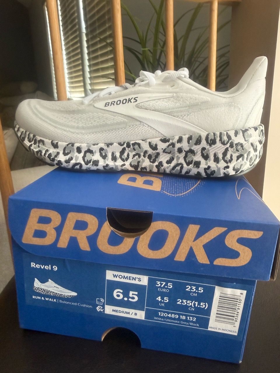Brooks womens’ running shoes, black and white, size 6.5 - photo 2