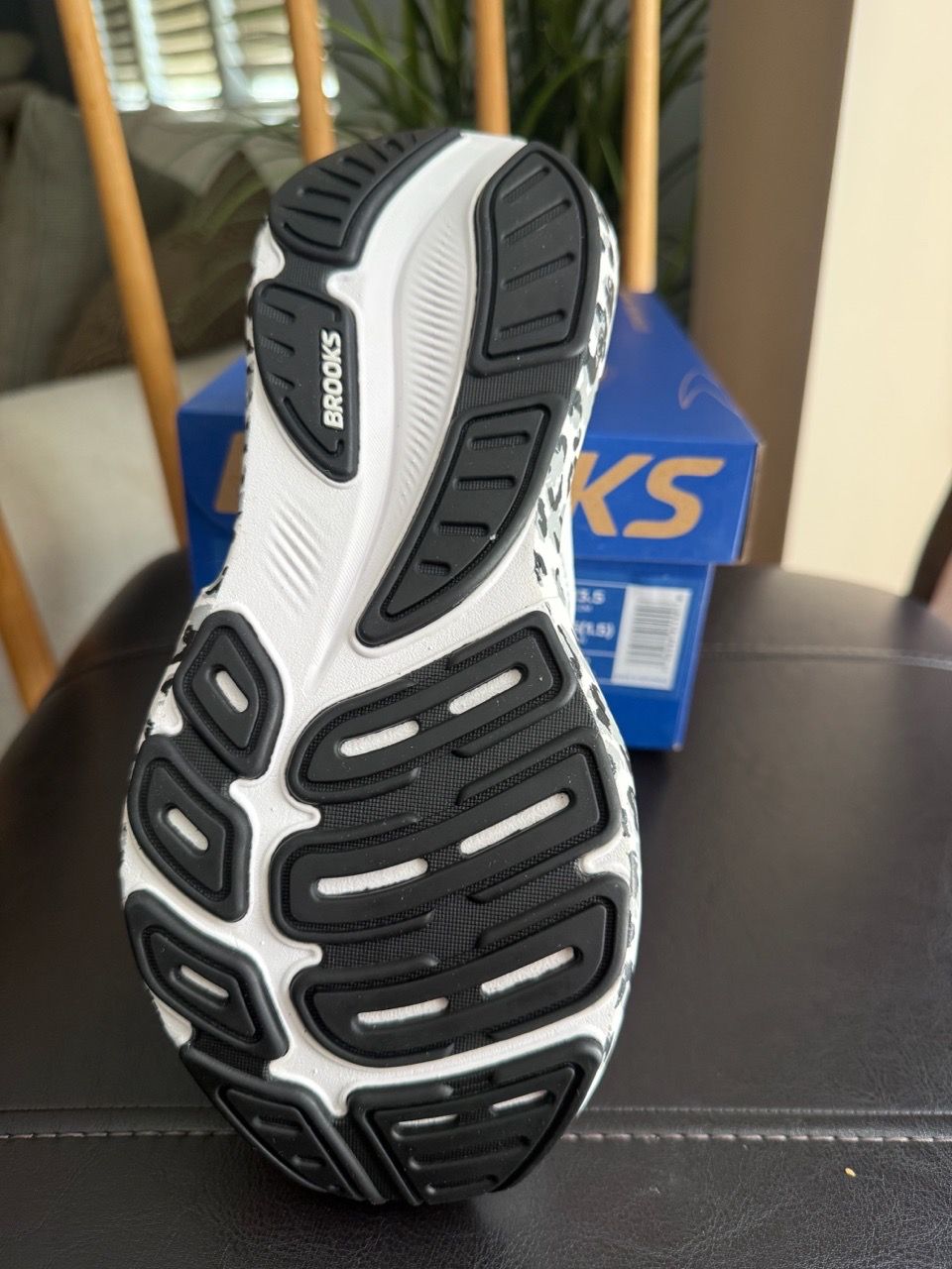 Brooks womens’ running shoes, black and white, size 6.5 - photo 4
