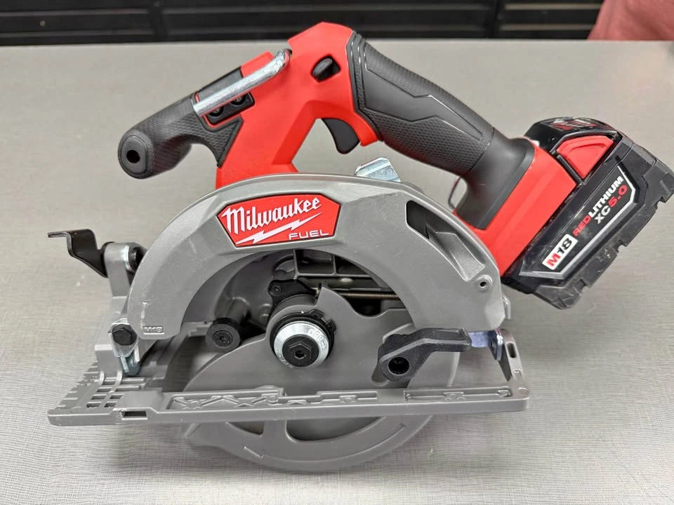 Milwaukee Tool M18 FUEL 6-1/2" Circular Saw with 5AH Battery