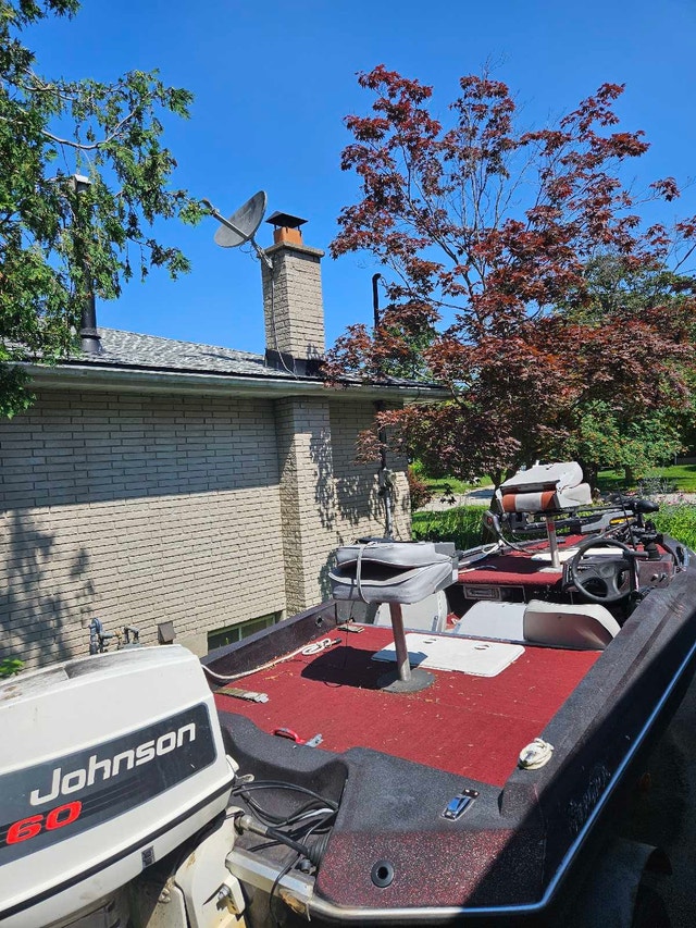 16ft Fibretron w/ 60hp Johnson - photo 2