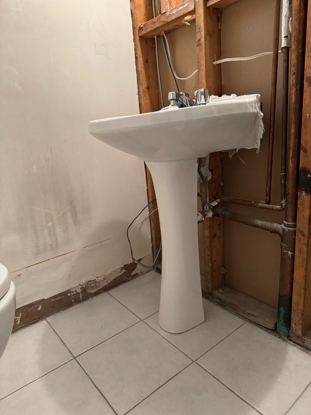 Deca porcelain pedestal sink with faucet - photo 2