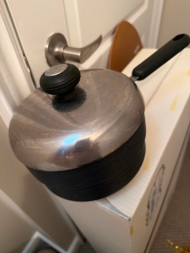 Circulon steamer pot with lid