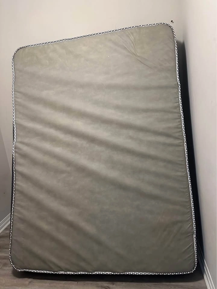 Moving sale: Bamboo queen mattress - photo 4