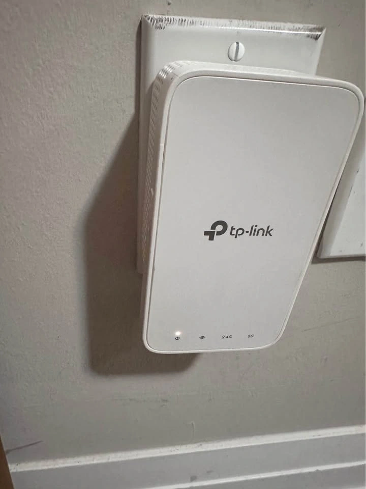 Moving sale: TP-Link WiFi Extender - photo 2