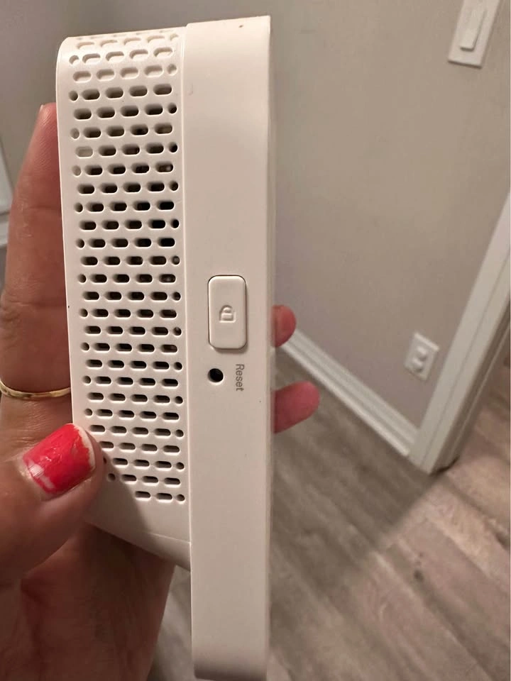 Moving sale: TP-Link WiFi Extender - photo 4