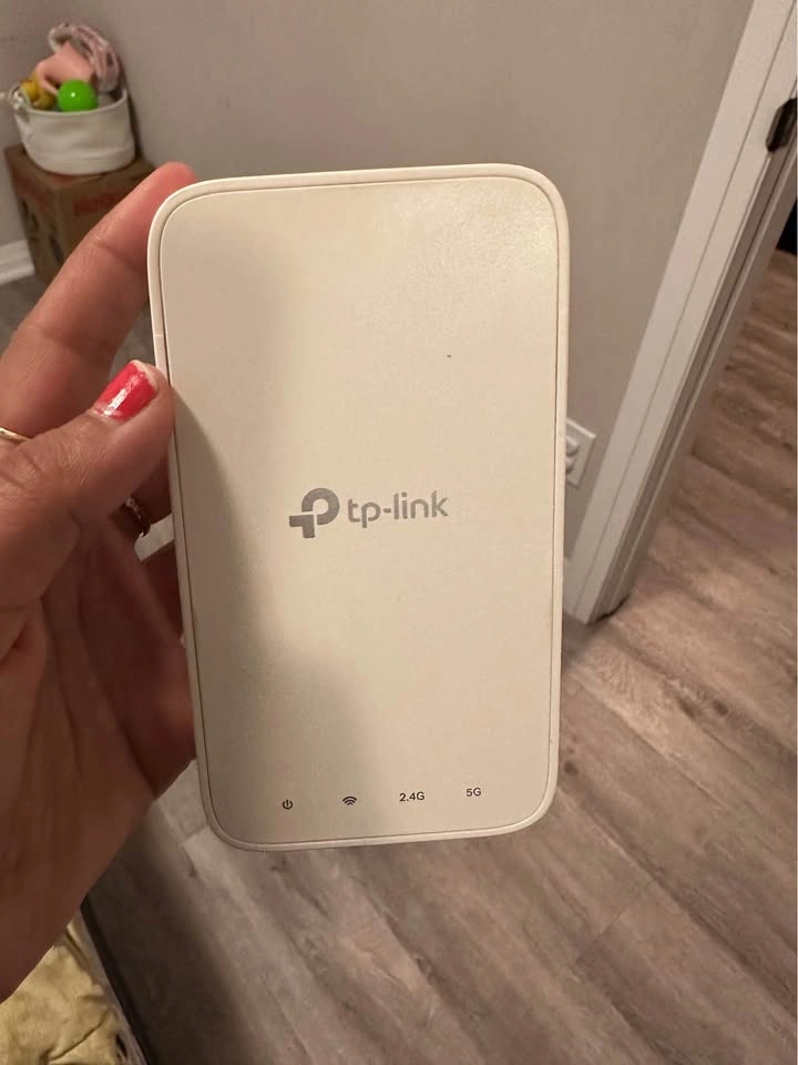 Moving sale: TP-Link WiFi Extender - photo 5