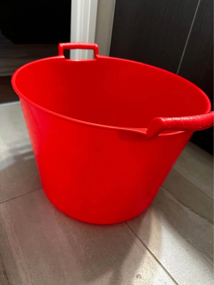 Moving sale: Baby bathtub with solid handles