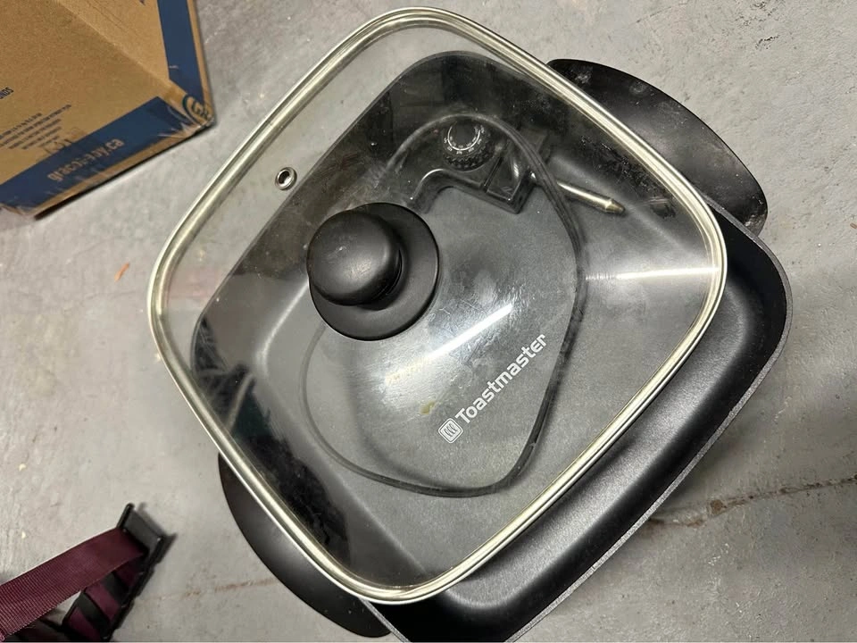 Moving sale: Electric skillet with glass lid