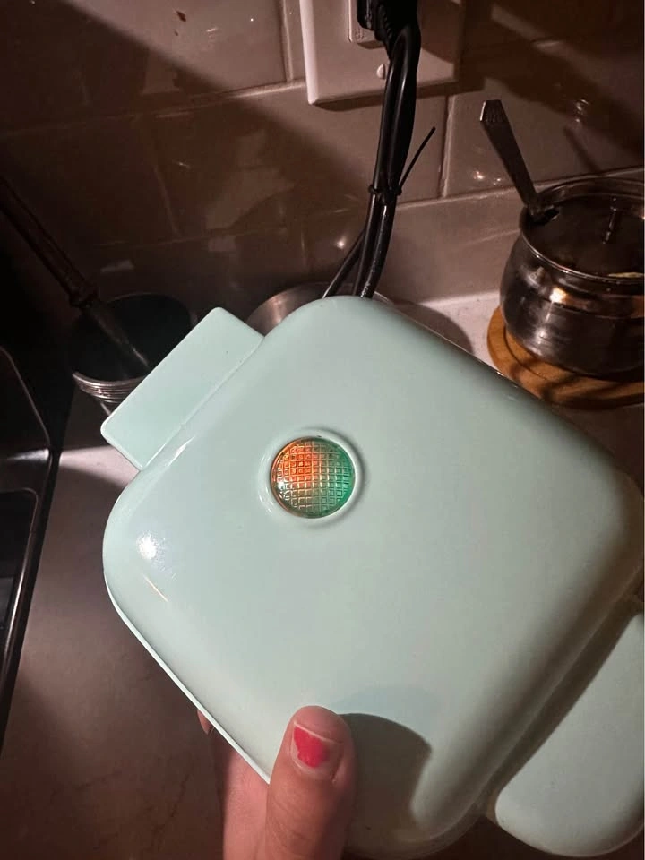 Moving sale: Mini waffle maker - photo 5