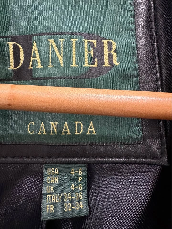 Danier Leather Trench Coat Size 4-6 - photo 2