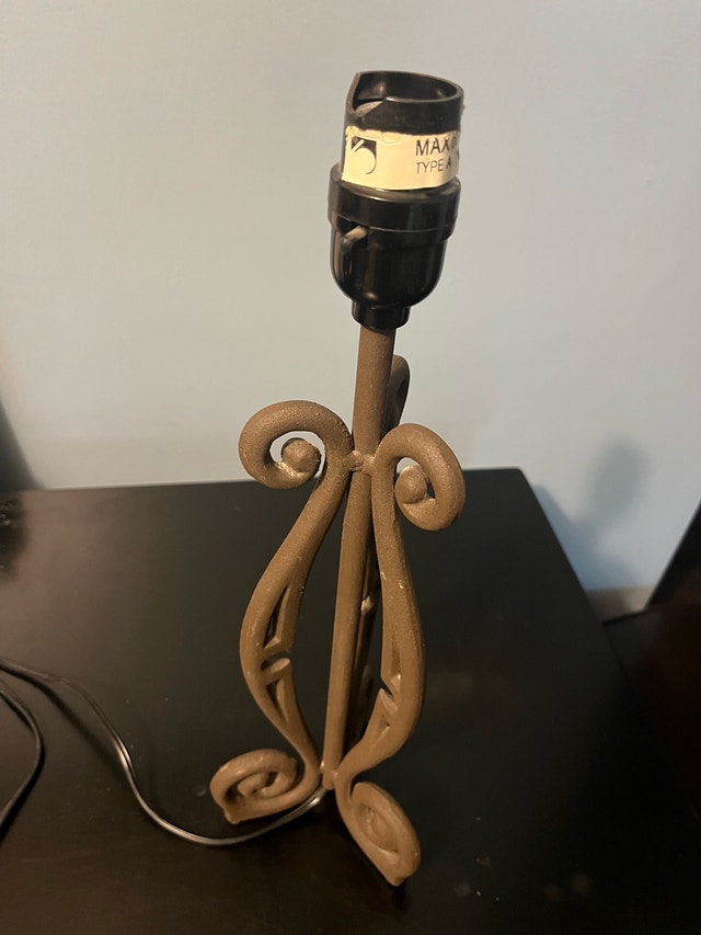 Metal Scroll Work Table Lamp - photo 3